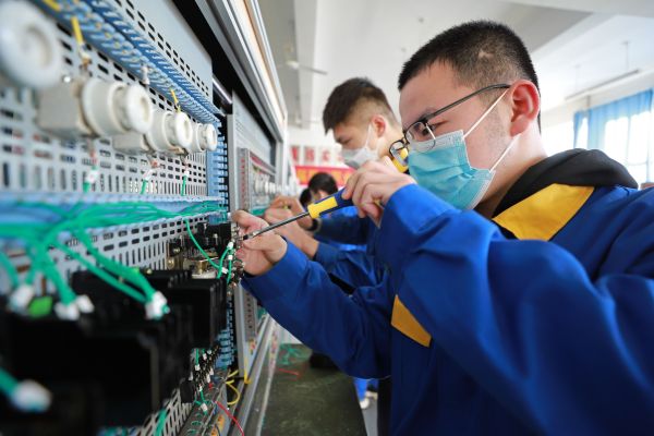 玉田職教中心機電一體化專業學生開展電路組裝實習