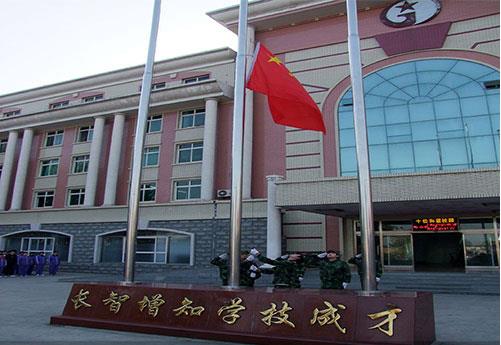 保定新興工業技工學校是全日制學校嗎？學校提供住宿嗎？