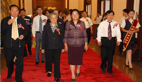 全國(guó)政協(xié)副主席錢正英（左一）、十五屆中央委員顧秀蓮（左三）、國(guó)務(wù)院扶貧主任，政協(xié)常委胡富國(guó)（左一）、北方汽車專修學(xué)校曹振峰董事長(zhǎng)（右一）在人民大會(huì)堂共同出席北方學(xué)校七千萬(wàn)扶貧工程